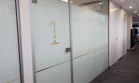 Mondzorg Dogterom raambelettering