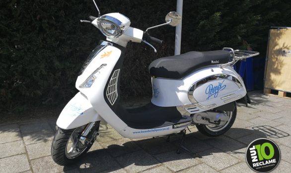 Beachclub Perry's scooter belettering