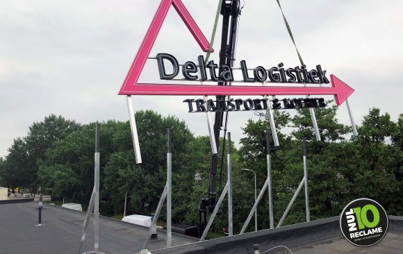 Delta Logistiek doosletters neonlook + dakconstructie